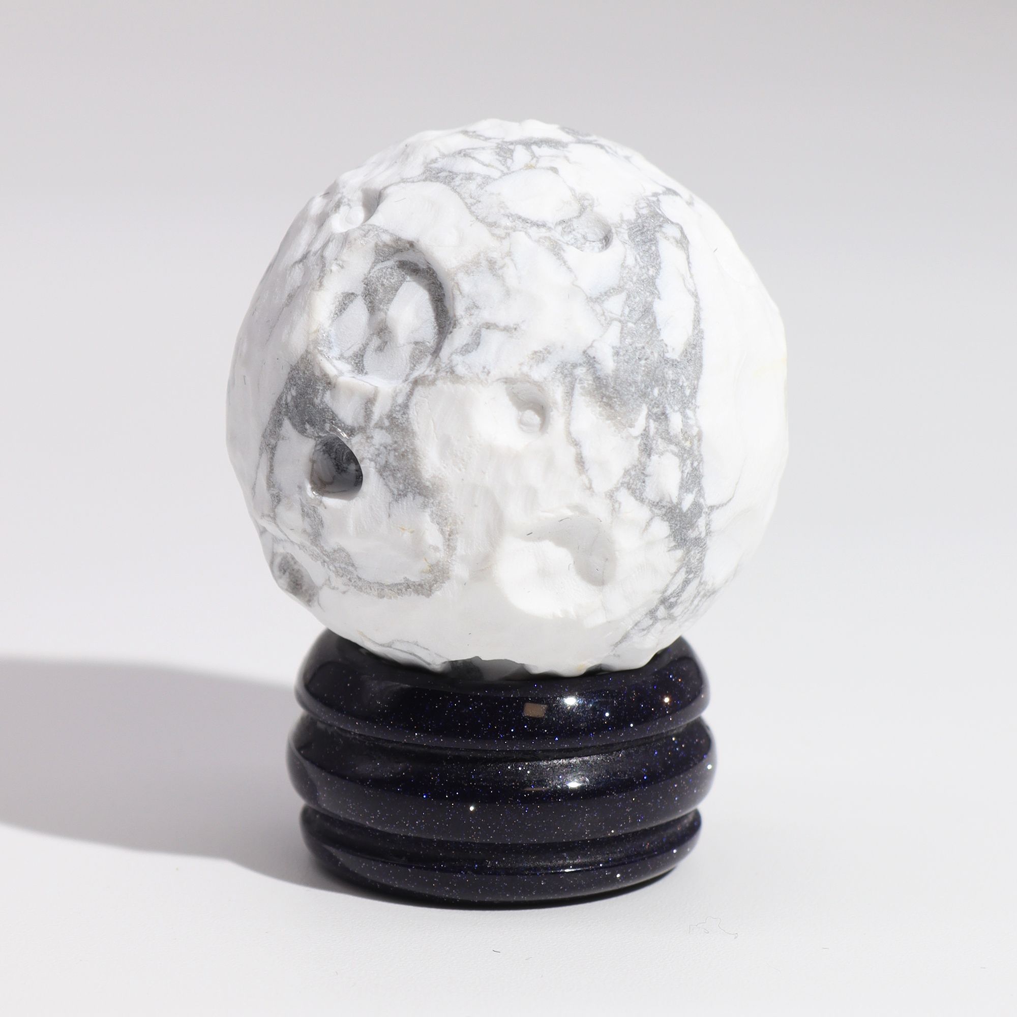 bG9jYWw6Ly9tZWRpYS8xTi9DQy82MFIzMEMxRzZXU0tDQzFOL2Q0NTFjM2E3LmpwZWc-1.jpg White Howlite Planet on a Sola Goldstone Stand (MOON)
