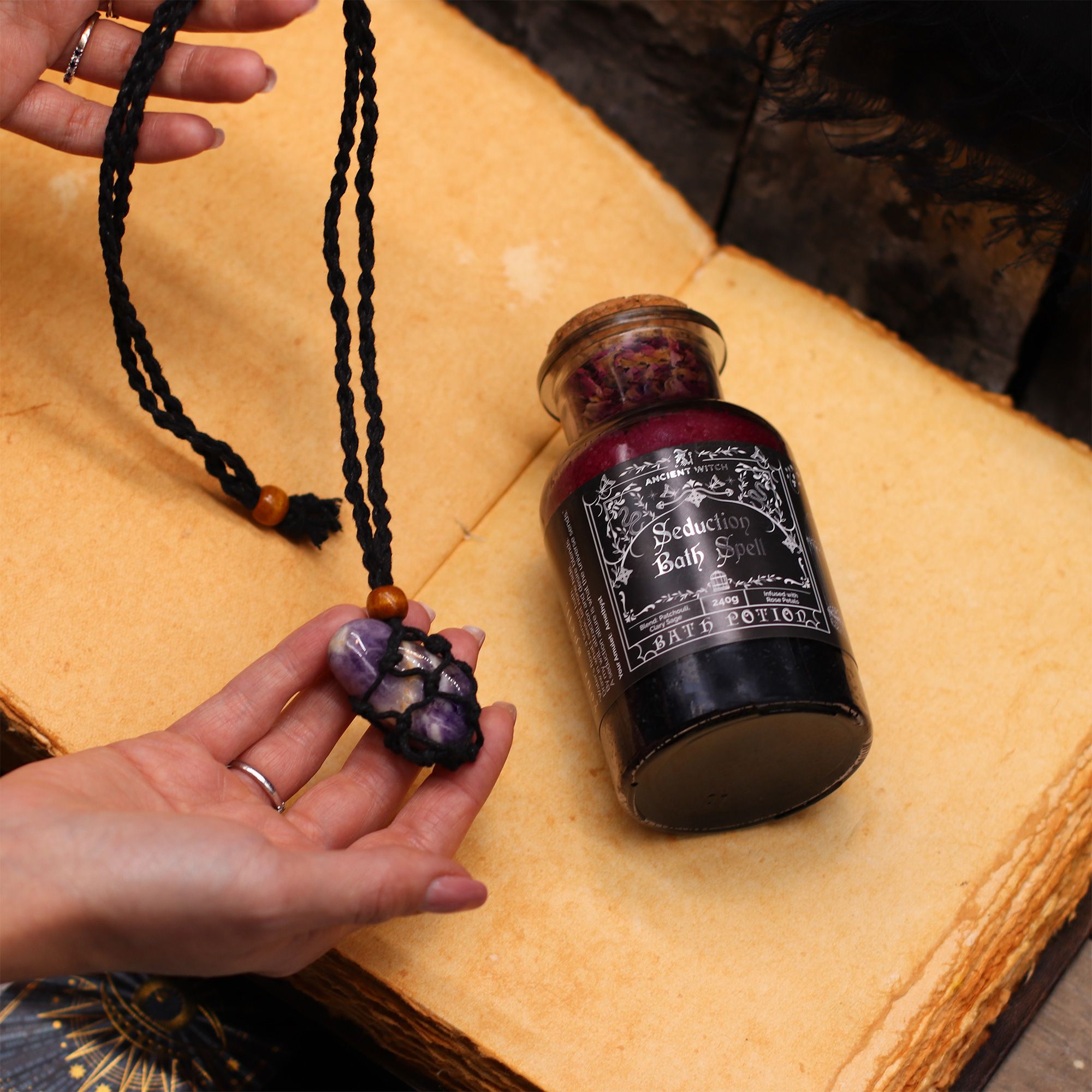 bG9jYWw6Ly9tZWRpYS9TRy8yQy82MFIzMEMxSjY0U0syQ1NHL2E0ZTUxN2JlLmpwZw.jpg Ancient Witch Bath Spell Potion & Amethyst Crystal Amulet - Seduction