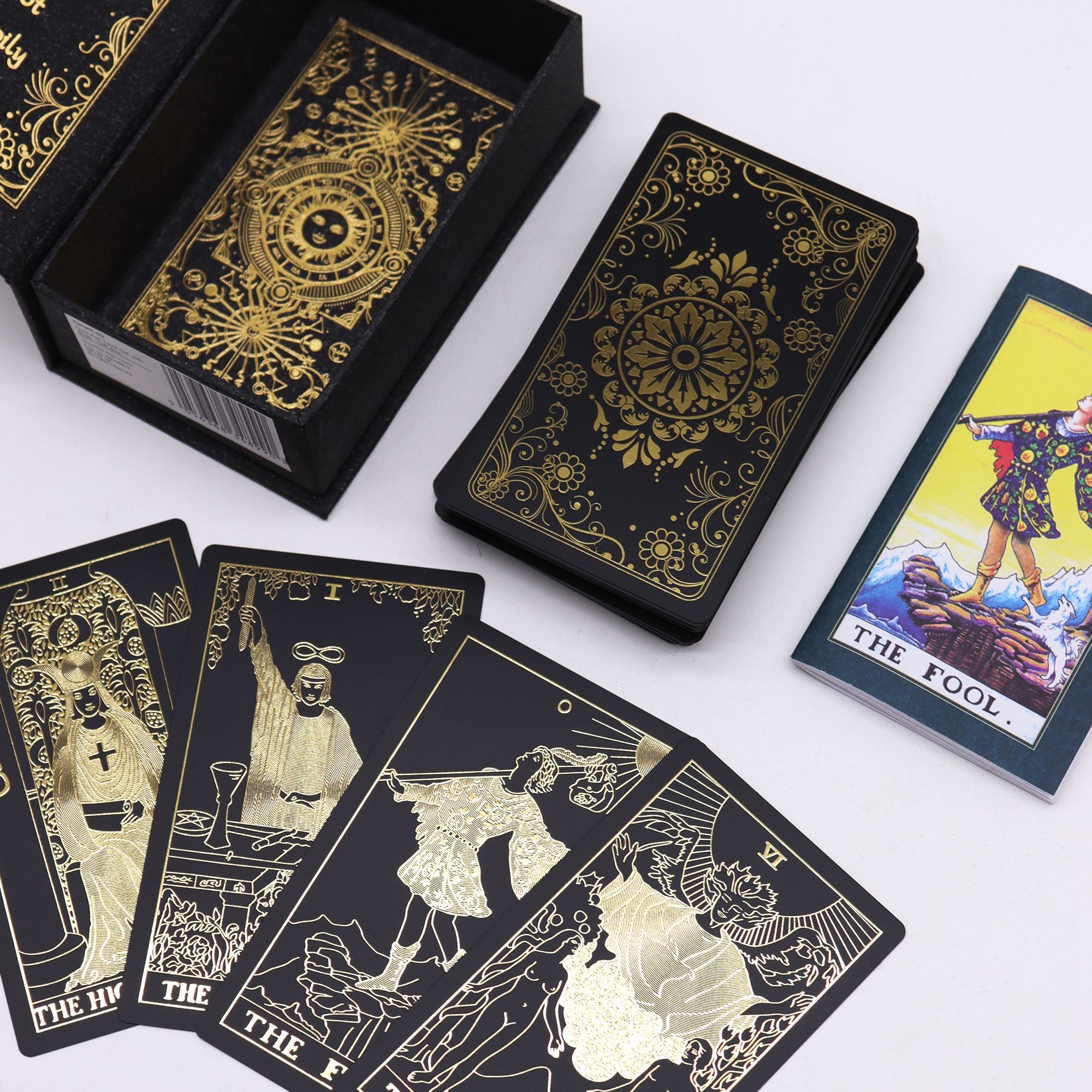bG9jYWw6Ly9tZWRpYS85Ti80RS82MFIzMEMxSDc0UjM0RTlOLzY3ZjI4MjhlLmpwZWc.jpg Gold Foil Tarot Set with Book - Gift Box